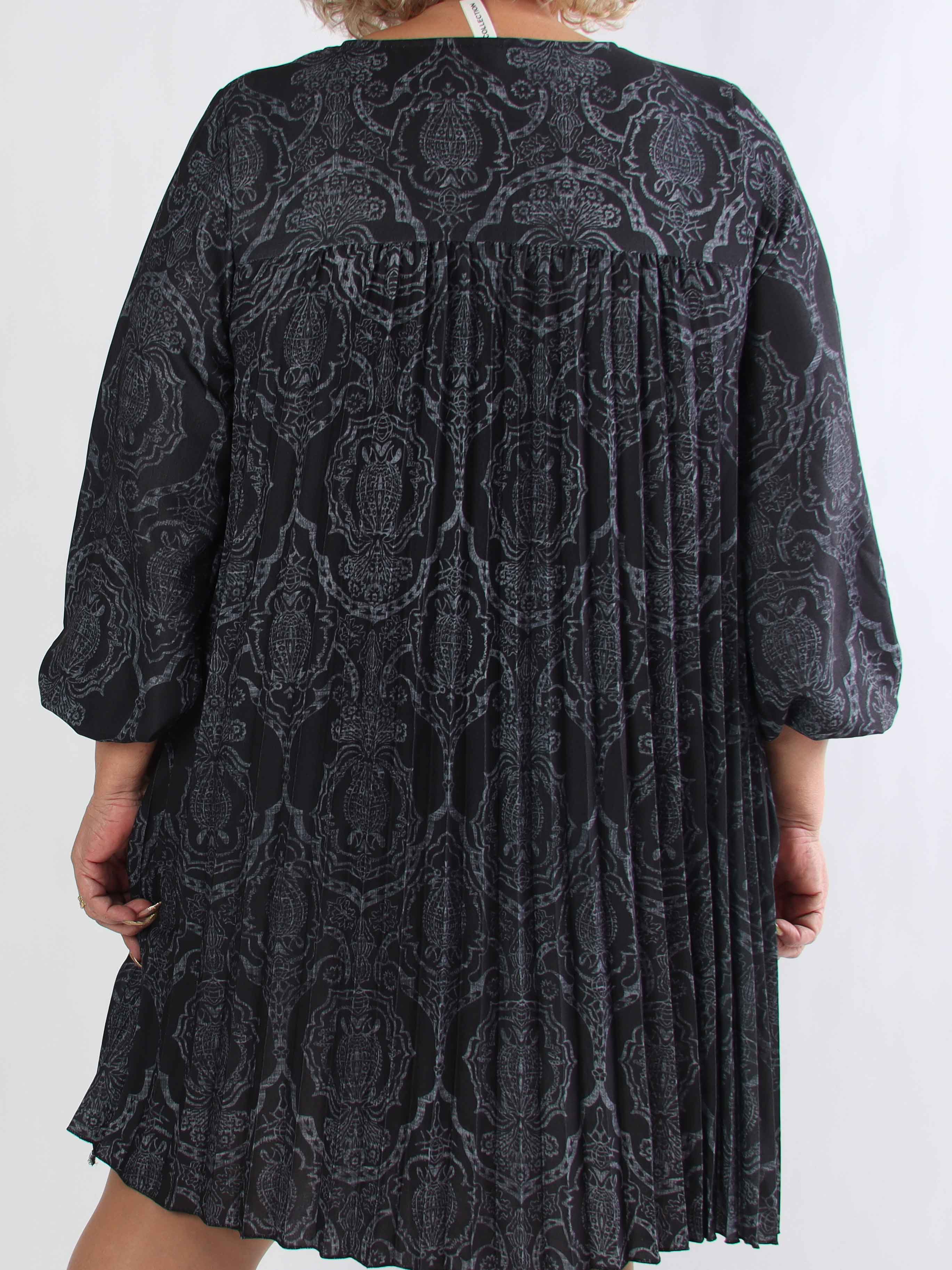 Nancy Royal Short L/S - Plus size kjole med plisseringer og lommer